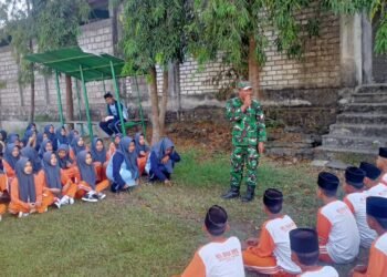 Semangat Kemerdekaan, Babinsa Kedamean Gembleng Kedisiplinan Siswa MI Sunan Ampel Sidoraharjo Melalui Latihan PBB
