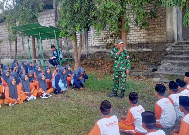 Semangat Kemerdekaan, Babinsa Kedamean Gembleng Kedisiplinan Siswa MI Sunan Ampel Sidoraharjo Melalui Latihan PBB