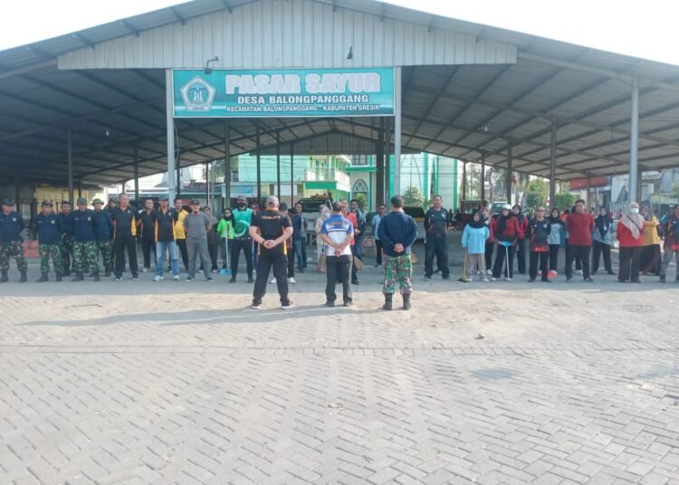 Semarak HUT ke-81 RI, TNI-Polri dan Muspika Balongpanggang Bersatu Ubah Pasar Sayur Jadi Lebih Bersih dan Nyaman