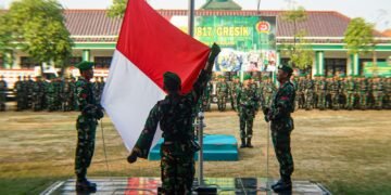 Semangat Merah Putih, Prajurit Kodim 0817/Gresik Ikuti Upacara Bendera Penuh Khidmat 