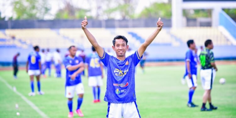 Tak Hanya Jago Pimpin Desa, Kades Tenggor Balongpanggang Kowianto Jadi Bek Andalan PKDI Gresik