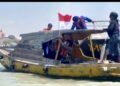 Satpolairud Pasang Bendera ke Perahu Nelayan, Sang Merah Putih Berkibar di Perairan Gresik