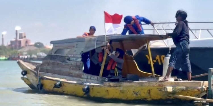 Satpolairud Pasang Bendera ke Perahu Nelayan, Sang Merah Putih Berkibar di Perairan Gresik