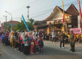 Ribuan Warga Asempapak Sidayu Tumpah Ruah Ikuti Jalan Sehat HUT ke-81 RI