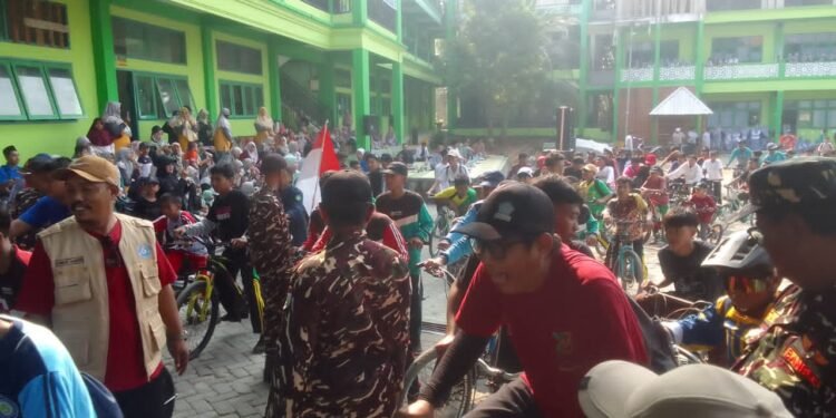 Ratusan Santri Ikuti Gowes Napak Tilas Haul Mbah KH Musthofa Abdul Karim ke-78 Ponpes Kranji Lamongan