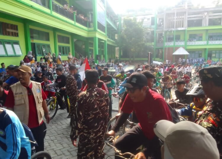 Ratusan Santri Ikuti Gowes Napak Tilas Haul Mbah KH Musthofa Abdul Karim ke-78 Ponpes Kranji Lamongan
