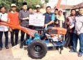 Semangat Kemerdekaan, Gus Kurdi Serahkan Bantuan Traktor dari DPRD Jatim untuk Kelompok Tani Desa Tanjangawan