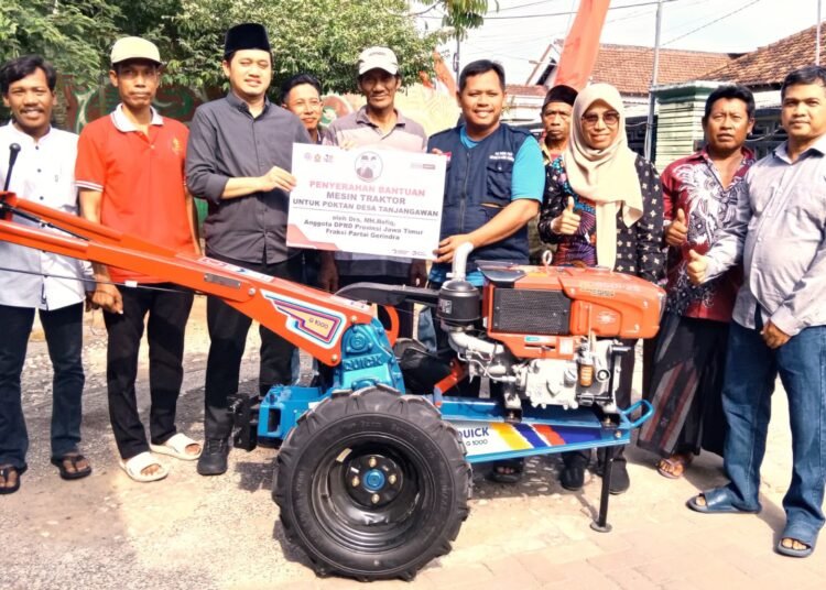 Semangat Kemerdekaan, Gus Kurdi Serahkan Bantuan Traktor dari DPRD Jatim untuk Kelompok Tani Desa Tanjangawan