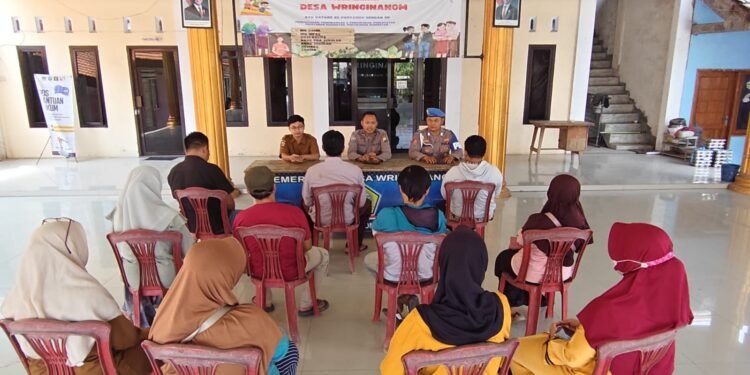 Polres Gresik Turun Langsung Edukasi Warga Bahaya Judi Online dan Pinjol Ilegal