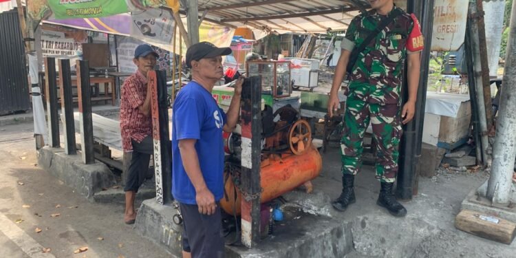 TNI Selalu Hadir untuk Rakyat !! Bahkan Tukang Tambal Ban pun Tak Luput dari Perhatian Babinsa