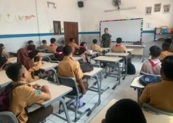 Jadi ‘Guru Kelas’, Babinsa Kota Gresik Tanamkan Nilai Pancasila kepada Siswa UPT SMP Negeri 3 Gresik