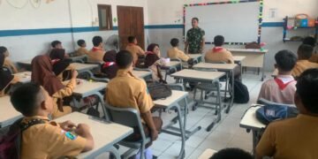 Jadi ‘Guru Kelas’, Babinsa Kota Gresik Tanamkan Nilai Pancasila kepada Siswa UPT SMP Negeri 3 Gresik