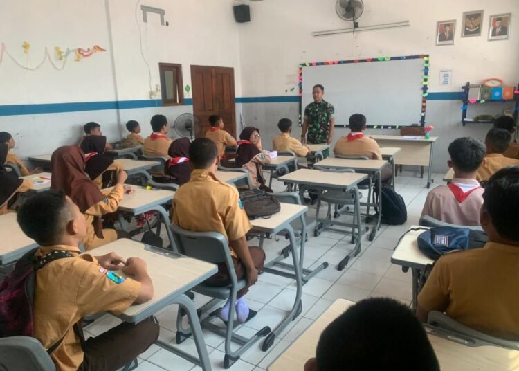 Jadi ‘Guru Kelas’, Babinsa Kota Gresik Tanamkan Nilai Pancasila kepada Siswa UPT SMP Negeri 3 Gresik