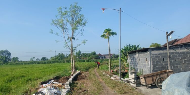 Semangat Kemerdekaan, Pemdes Bandungsekaran Balongpanggang Bangun Jalan Paving Wujudkan Aspirasi Warga 