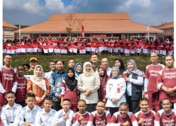 Semangat Merah Putih Ratusan Siswa Sekolah Rakyat Terintegrasi 1 Gresik Sambut Kunjungan Gubernur Jatim Khofifah