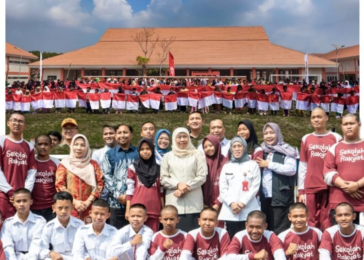 Semangat Merah Putih Ratusan Siswa Sekolah Rakyat Terintegrasi 1 Gresik Sambut Kunjungan Gubernur Jatim Khofifah
