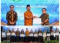Berkontribusi Besar bagi Masyarakat, Bupati Gus Yani Bersama Kadis PMPTSP Berikan Penghargaan untuk Petrokimia Gresik