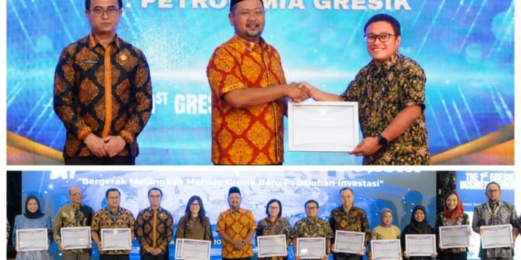 Berkontribusi Besar bagi Masyarakat, Bupati Gus Yani Bersama Kadis PMPTSP Berikan Penghargaan untuk Petrokimia Gresik