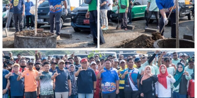 Bawa Cangkul, Bupati Gus Yani Pimpin Gerakan Jumat Asri di Pasar Krempyeng Gresik