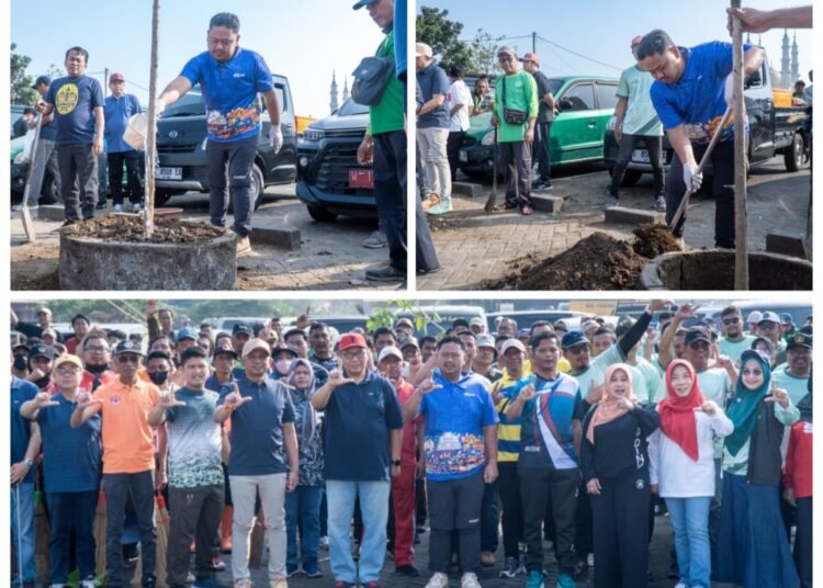 Bawa Cangkul, Bupati Gus Yani Pimpin Gerakan Jumat Asri di Pasar Krempyeng Gresik