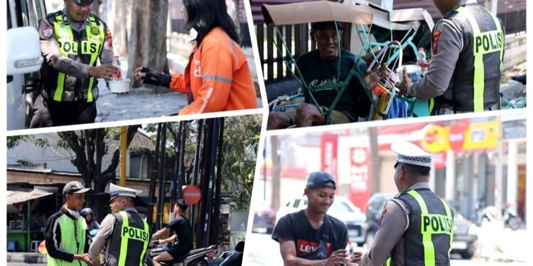 Barokallah !! Satlantas Polres Gresik Tebar Kepedulian Lewat Program “Jumat Berkah Berbagi”