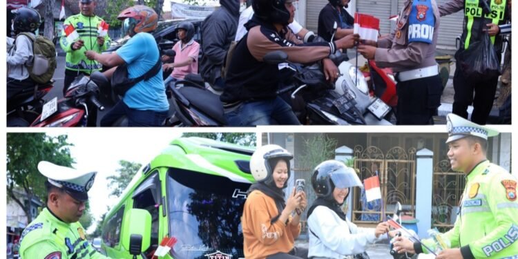 Polres Gresik Bagikan Ratusan Bendera Merah Putih Semarakkan HUT RI ke-81 