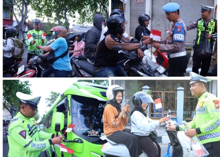 Polres Gresik Bagikan Ratusan Bendera Merah Putih Semarakkan HUT RI ke-81 