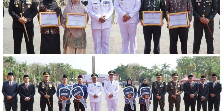 Bupati Gus Yani dan Wabup Alif Gelontor Penghargaan sekaligus Serahkan 4 Ambulans di Momen HUT ke-81 RI
