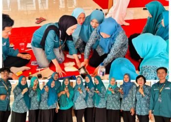 KREATIVITAS MAHASISWA UM GRESIK DORONG IBU PKK PENOMPO OLAH JELANTAH MENJADI PRODUK BERNILAI