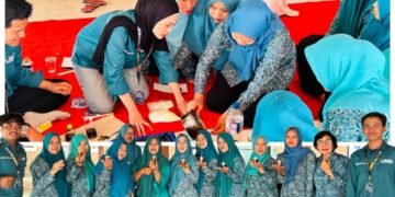 KREATIVITAS MAHASISWA UM GRESIK DORONG IBU PKK PENOMPO OLAH JELANTAH MENJADI PRODUK BERNILAI