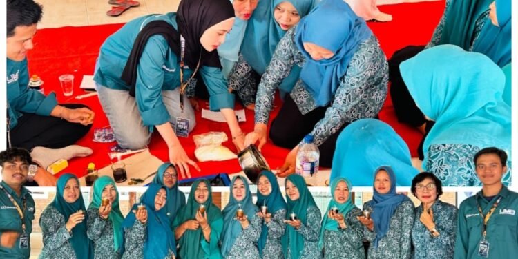 KREATIVITAS MAHASISWA UM GRESIK DORONG IBU PKK PENOMPO OLAH JELANTAH MENJADI PRODUK BERNILAI