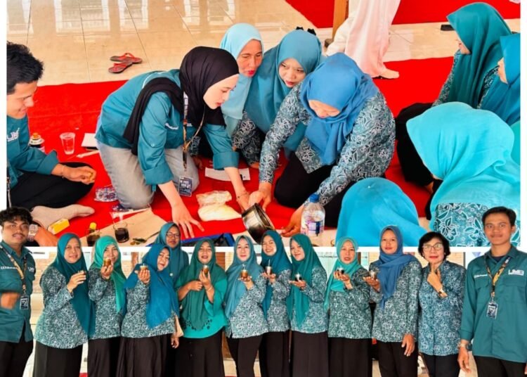 KREATIVITAS MAHASISWA UM GRESIK DORONG IBU PKK PENOMPO OLAH JELANTAH MENJADI PRODUK BERNILAI