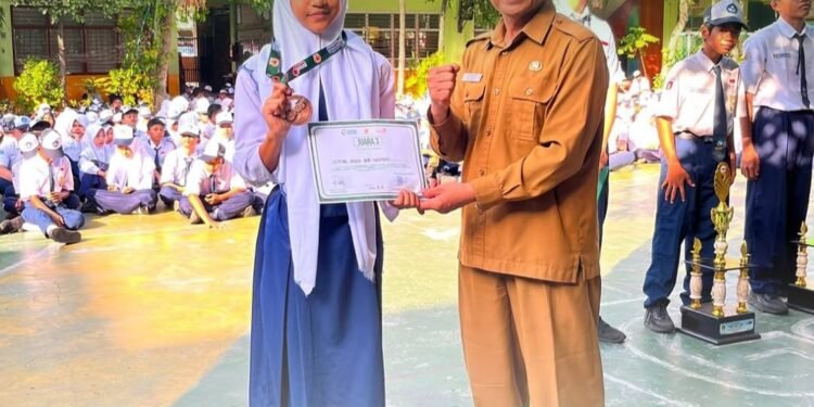 Lari dan Renang Diterjang, Keysha Siswi UPT SMPN 3 Gresik Bawa Pulang Piala Kejurda Aquathlon Tingkat Jawa Timur