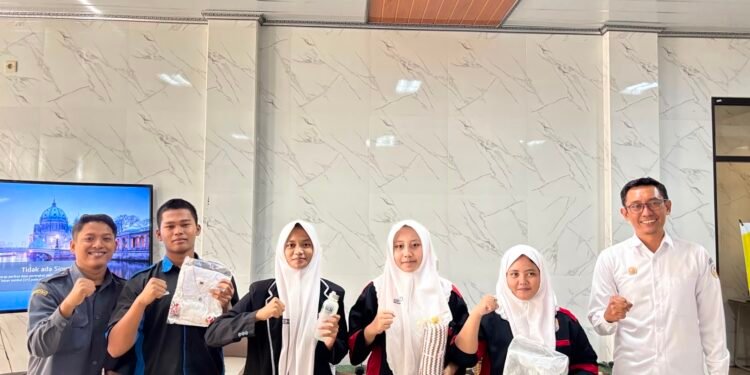 Bawaslu Gresik Goes to School, Perkuat Kesadaran Demokrasi Pemilih Pemula di SMKN 1 Sidayu