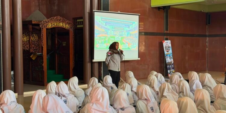 Cetak Pemilih Cerdas, Bawaslu Gresik Edukasi Ratusan Siswa SMAN 1 Sidayu