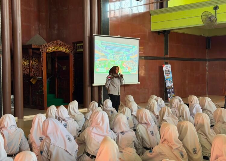 Cetak Pemilih Cerdas, Bawaslu Gresik Edukasi Ratusan Siswa SMAN 1 Sidayu