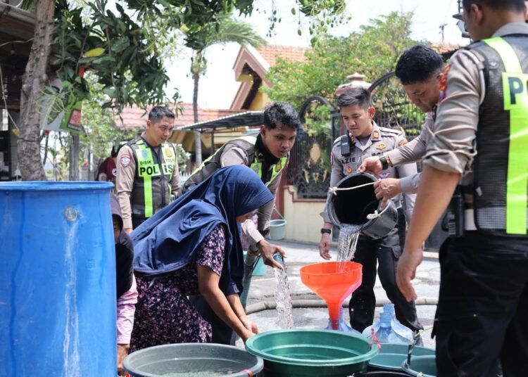 Peduli Dampak Kekeringan, Satlantas Polres Gresik Salurkan Air Bersih untuk Masyarakat