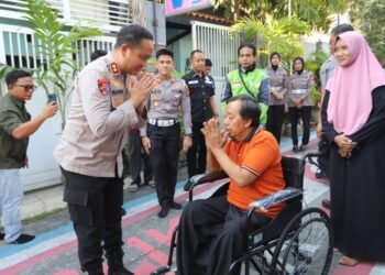 Tak Hanya Kursi Roda, Kapolres Gresik juga Berikan Bantuan Modal Usaha kepada Ojol Korban Kecelakaan