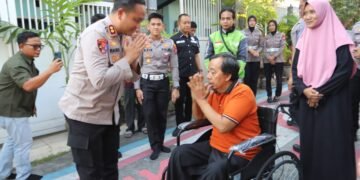 Tak Hanya Kursi Roda, Kapolres Gresik juga Berikan Bantuan Modal Usaha kepada Ojol Korban Kecelakaan