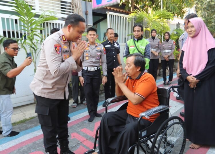 Tak Hanya Kursi Roda, Kapolres Gresik juga Berikan Bantuan Modal Usaha kepada Ojol Korban Kecelakaan