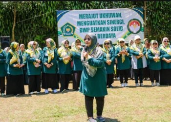 Ketua DWP Kanwil Kemenag Jatim Ajak Anggota Perkuat Silaturahmi dan Kekompakan melalui Outbound