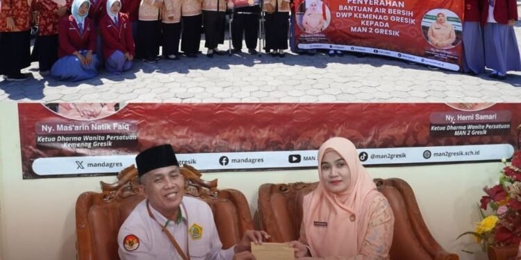 DWP Kemenag Gresik Salurkan Bantuan Air Bersih ke MAN 2 Gresik sekaligus Himpun Donasi Gempa NTT