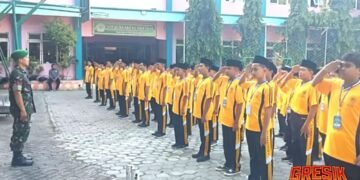 Babinsa Bungah Latih PBB Siswa SMP Ma’arif Assa’adah Tanamkan Disiplin dan Jiwa Nasionalisme 