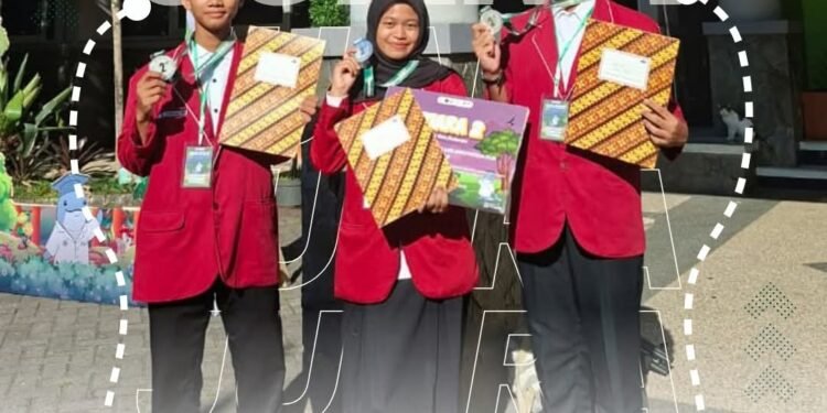 Gagas Inovasi Kritis, Tim KTI MAN 2 Gresik Raih Juara 2 Lomba Esai Tingkat Nasional 