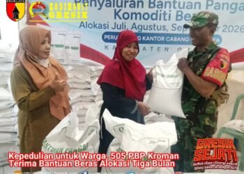 Babinsa Kroman Gresik Dampingi Ratusan Warga Terima Bantuan Beras per Orang 30 Kg 