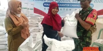 Babinsa Kroman Gresik Dampingi Ratusan Warga Terima Bantuan Beras per Orang 30 Kg 