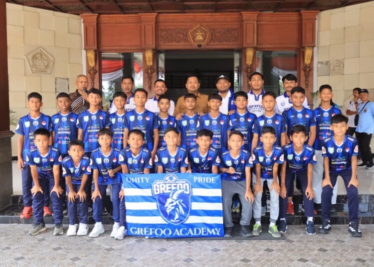 Regenerasi Sepak Bola Gresik, Bupati Gus Yani Lepas Tim U-13 dan U-15 Berlaga di Piala Soeratin 2026