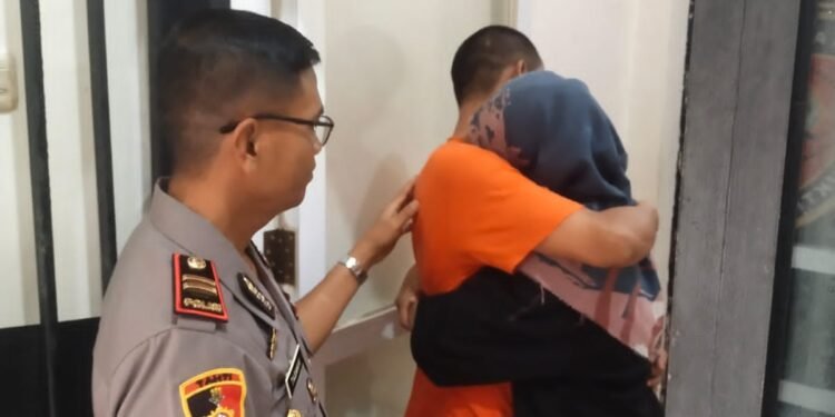 Peduli Kemanusiaan, Polres Gresik Beri Kesempatan Tahanan Peluk Anak dan Istri