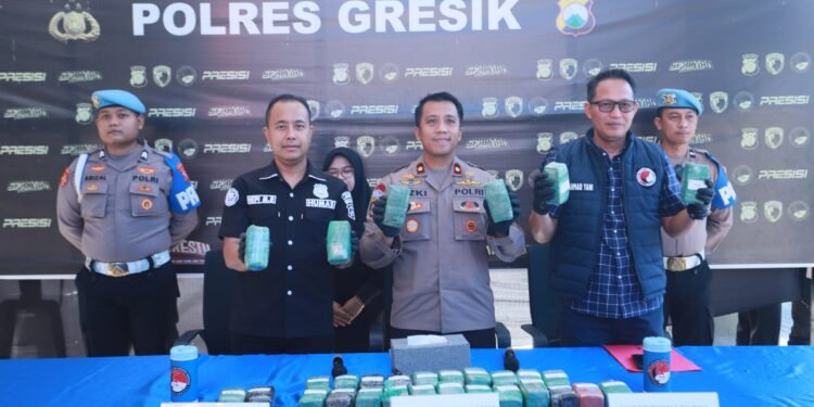 Respon Cepat 110 Satresnarkoba Polres Gresik Berhasil Temukan 10,8 Kg Ganja dalam Vespa di Gudang Ekspedisi