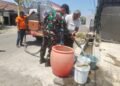 Babinsa Bersama BPBD Salurkan Air Bersih untuk Warga Terdampak Kekeringan di Dusun Wahas Balongpanggang 